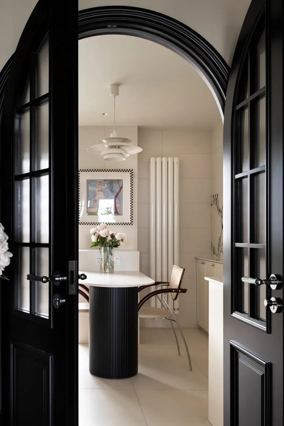 Ngôi nhà 100m² của cặp vợ chồng trung niên: Chi hơn 2 tỷ đồng biến căn hộ cũ thành “Thành phố hoa” ngay trong nhà- Ảnh 7.