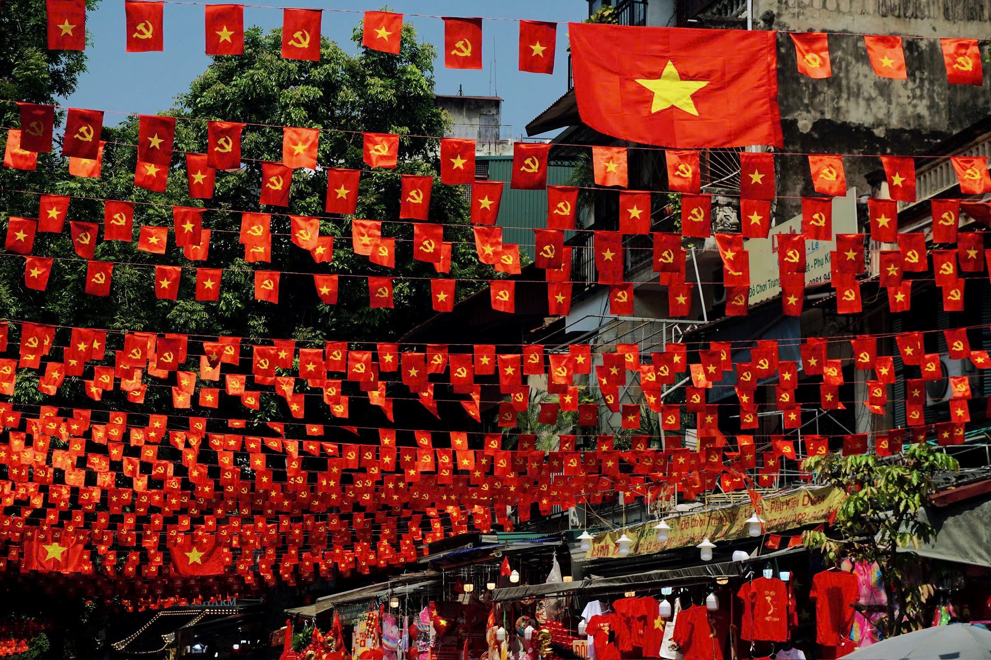 Hàng Mã đẹp rung chuyển mọi giác quan, tiểu thương bán hàng full công suất không kịp thở, 1m2 có 100 nụ cười rực rỡ- Ảnh 1.