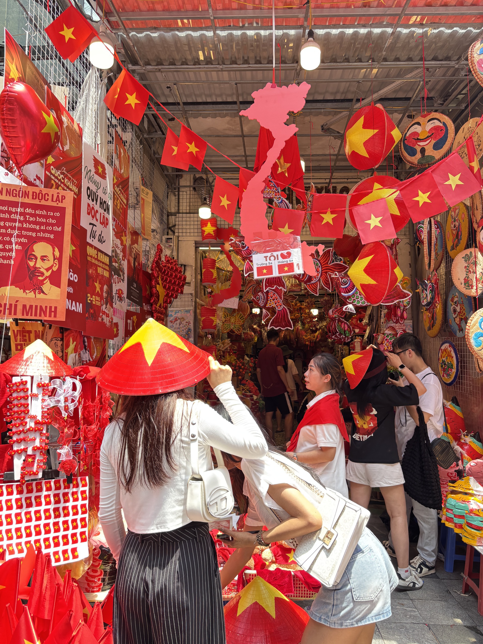 Hàng Mã đẹp rung chuyển mọi giác quan, tiểu thương bán hàng full công suất không kịp thở, 1m2 có 100 nụ cười rực rỡ- Ảnh 12.