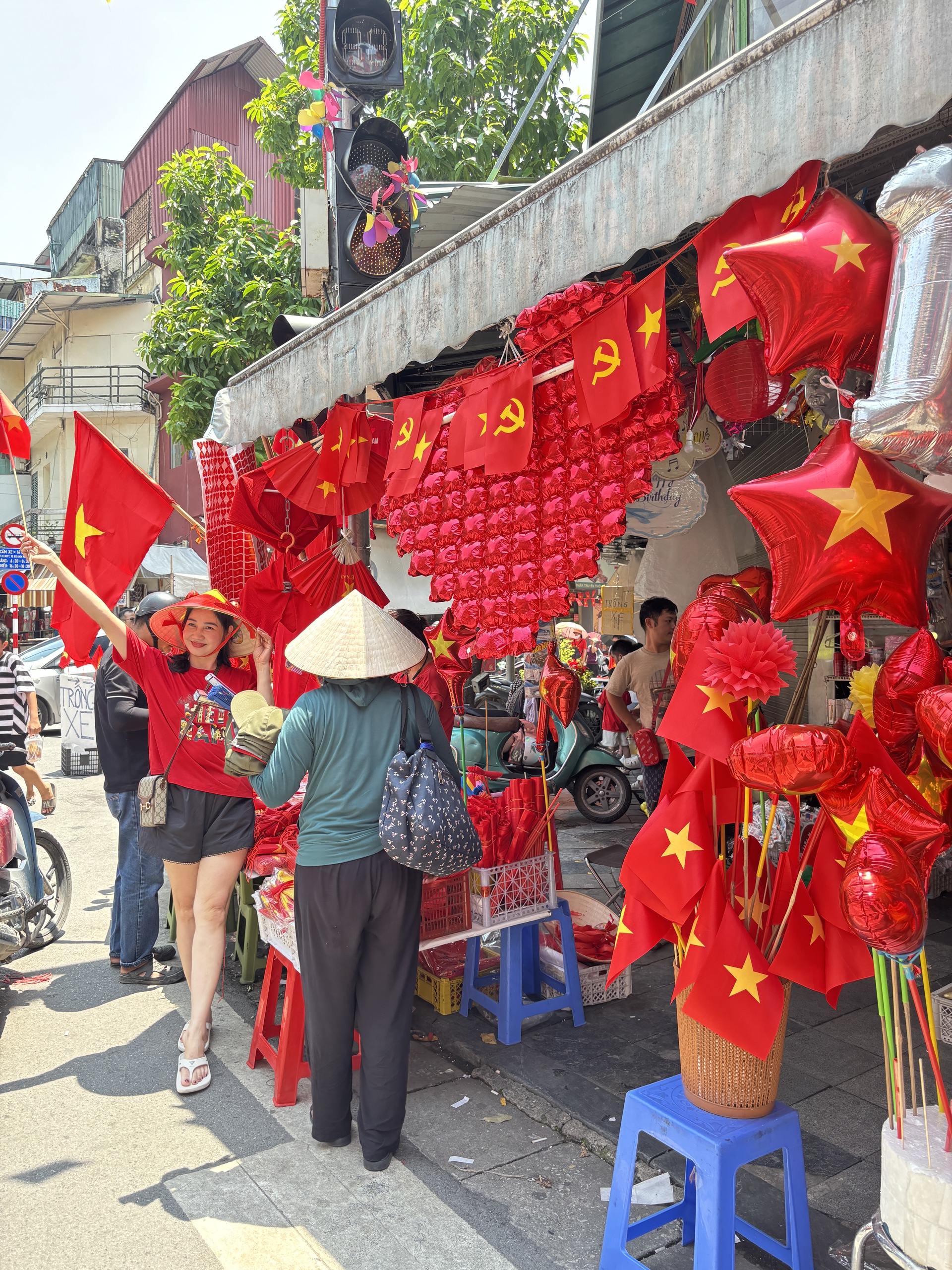 Hàng Mã đẹp rung chuyển mọi giác quan, tiểu thương bán hàng full công suất không kịp thở, 1m2 có 100 nụ cười rực rỡ- Ảnh 14.