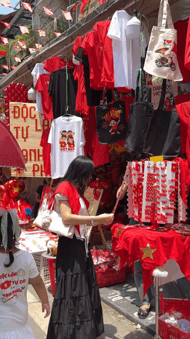 Hàng Mã đẹp rung chuyển mọi giác quan, tiểu thương bán hàng full công suất không kịp thở, 1m2 có 100 nụ cười rực rỡ- Ảnh 3.