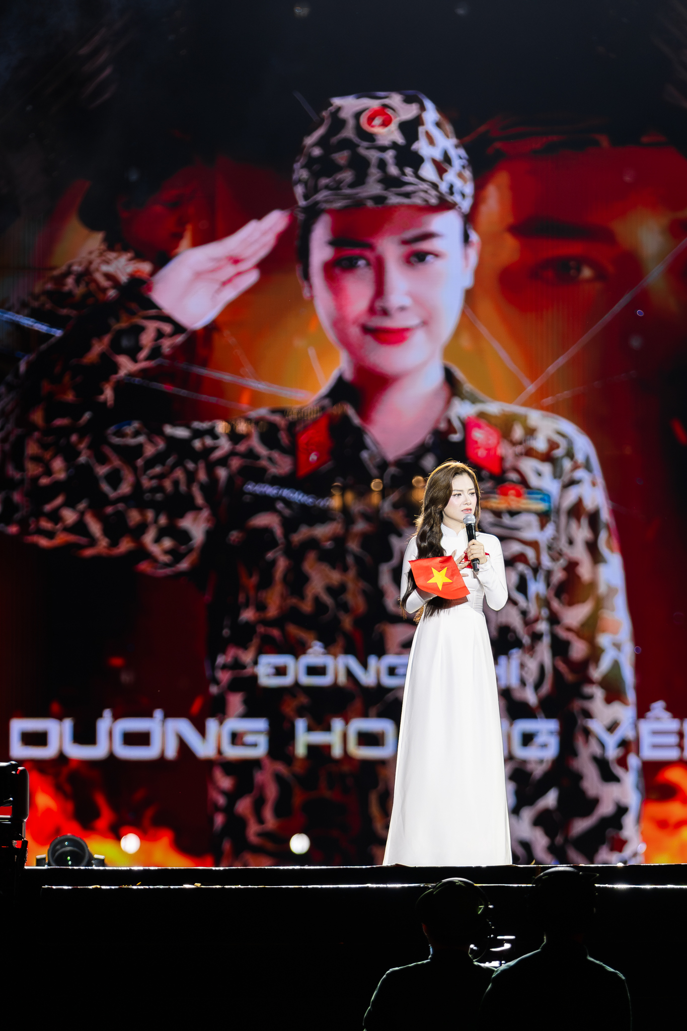 Chi Pu và Dương Hoàng Yến có cách đưa quốc kỳ Việt Nam lên trang phục khác hẳn nhau nhưng điểm chung là visual đều xứng đáng phong thần!- Ảnh 9.