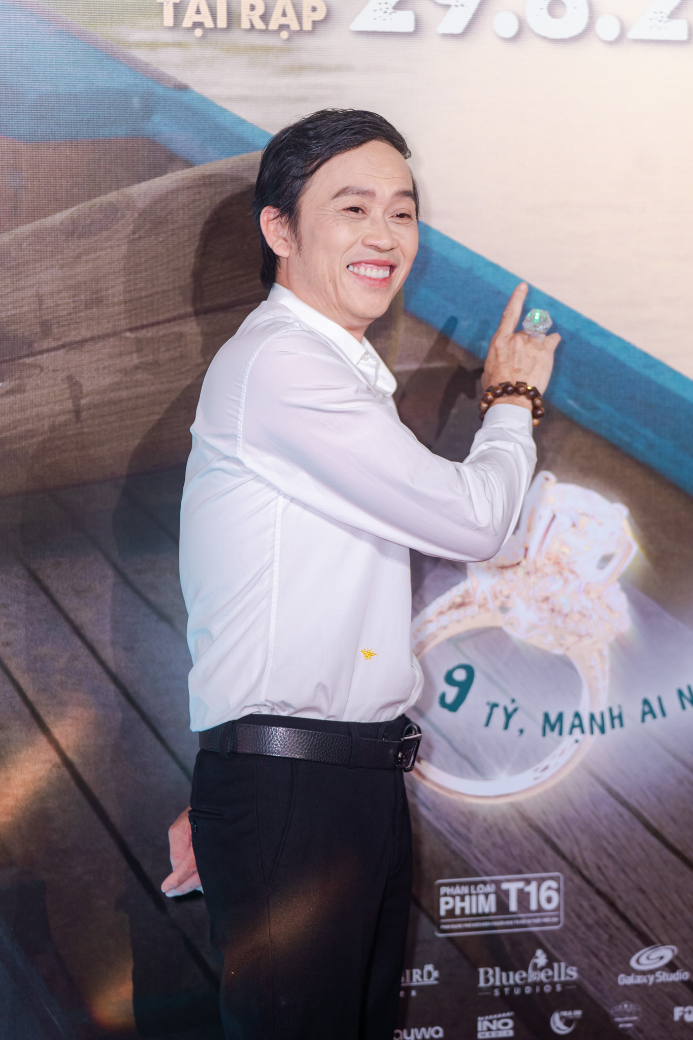 Thảm đỏ hot nhất hôm nay: Nghệ sĩ Hoài Linh lộ diện mạo khác lạ, 1 nhân vật đeo 100 cây vàng khiến ai cũng sốc- Ảnh 2. Thảm đỏ hot nhất hôm nay: Nghệ sĩ Hoài Linh lộ diện mạo khác lạ, 1 nhân vật đeo 100 cây vàng khiến ai cũng sốc- Ảnh 2.
