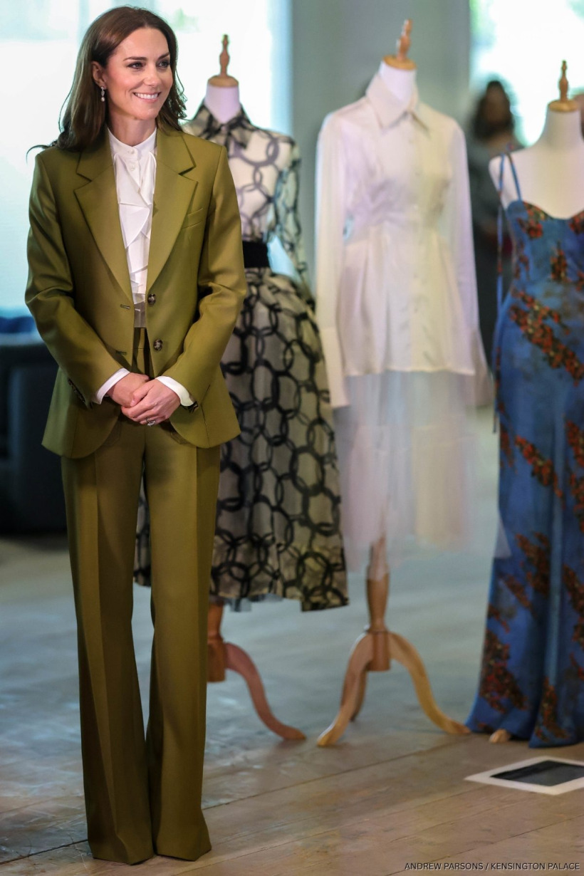 Vương phi Kate diện suit Victoria Beckham màu olive: Bí quyết thanh lịch mà phụ nữ trung niên nên học ngay- Ảnh 2.