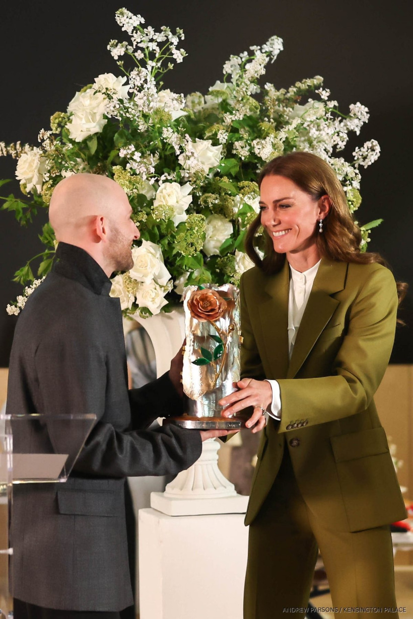 Vương phi Kate diện suit Victoria Beckham màu olive: Bí quyết thanh lịch mà phụ nữ trung niên nên học ngay- Ảnh 3.