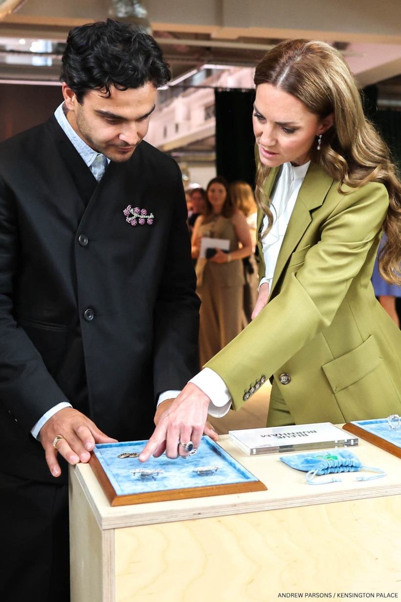 Vương phi Kate diện suit Victoria Beckham màu olive: Bí quyết thanh lịch mà phụ nữ trung niên nên học ngay- Ảnh 4.