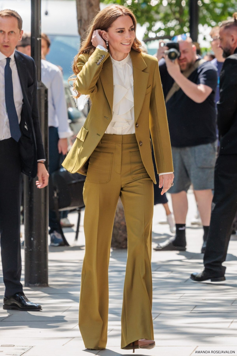 Vương phi Kate diện suit Victoria Beckham màu olive: Bí quyết thanh lịch mà phụ nữ trung niên nên học ngay- Ảnh 1.