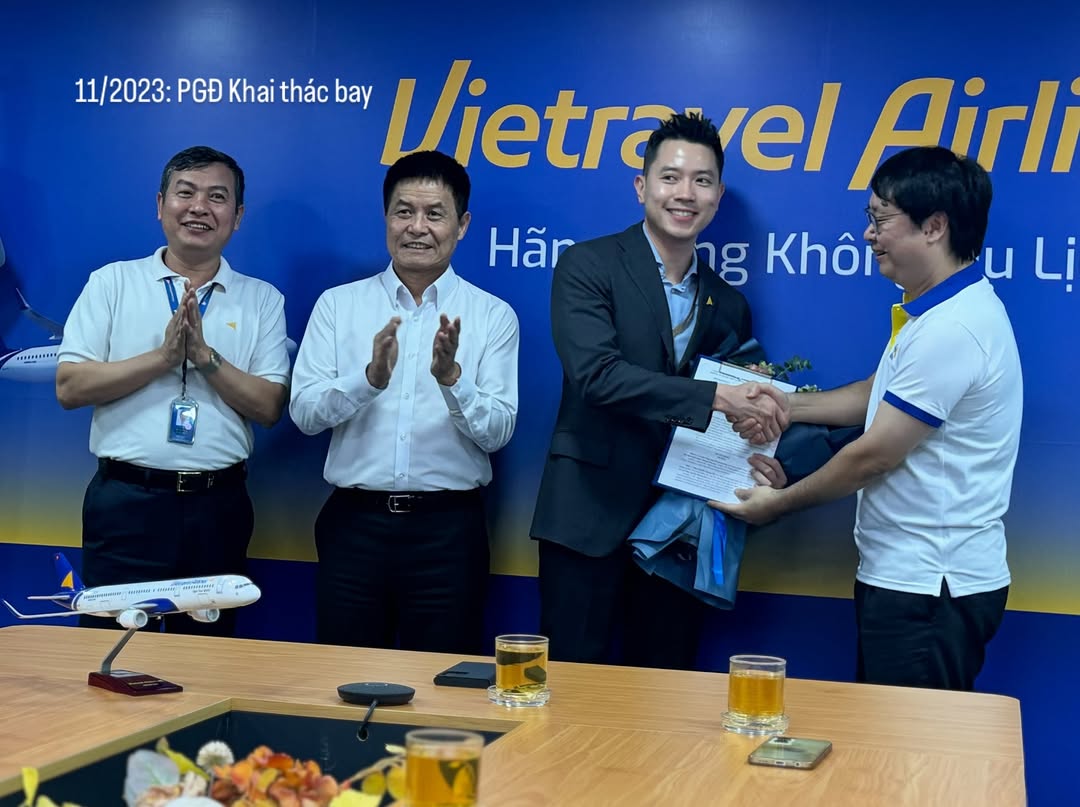 Gi&aacute;m đốc khai th&aacute;c bay của Vietravel Airlines l&agrave;m r&otilde; lộ tr&igrave;nh từ sinh vi&ecirc;n Ngoại thương l&ecirc;n 