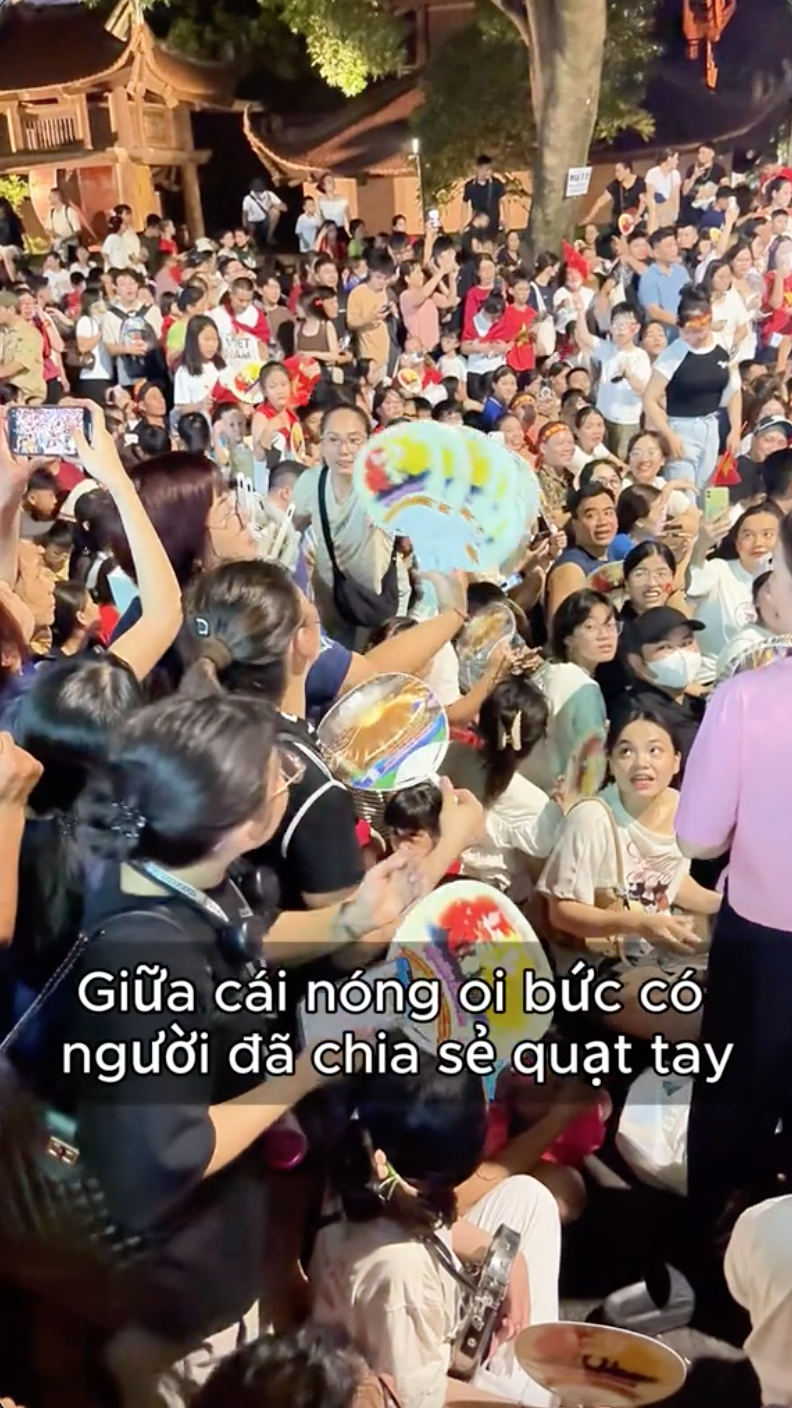 Khách Hàn đi xem diễu binh tại Việt Nam: 