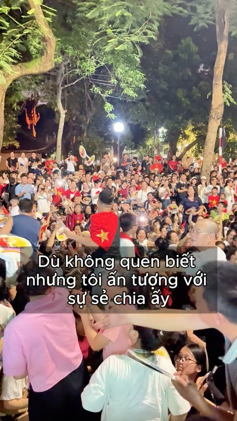 Khách Hàn đi xem diễu binh tại Việt Nam: 
