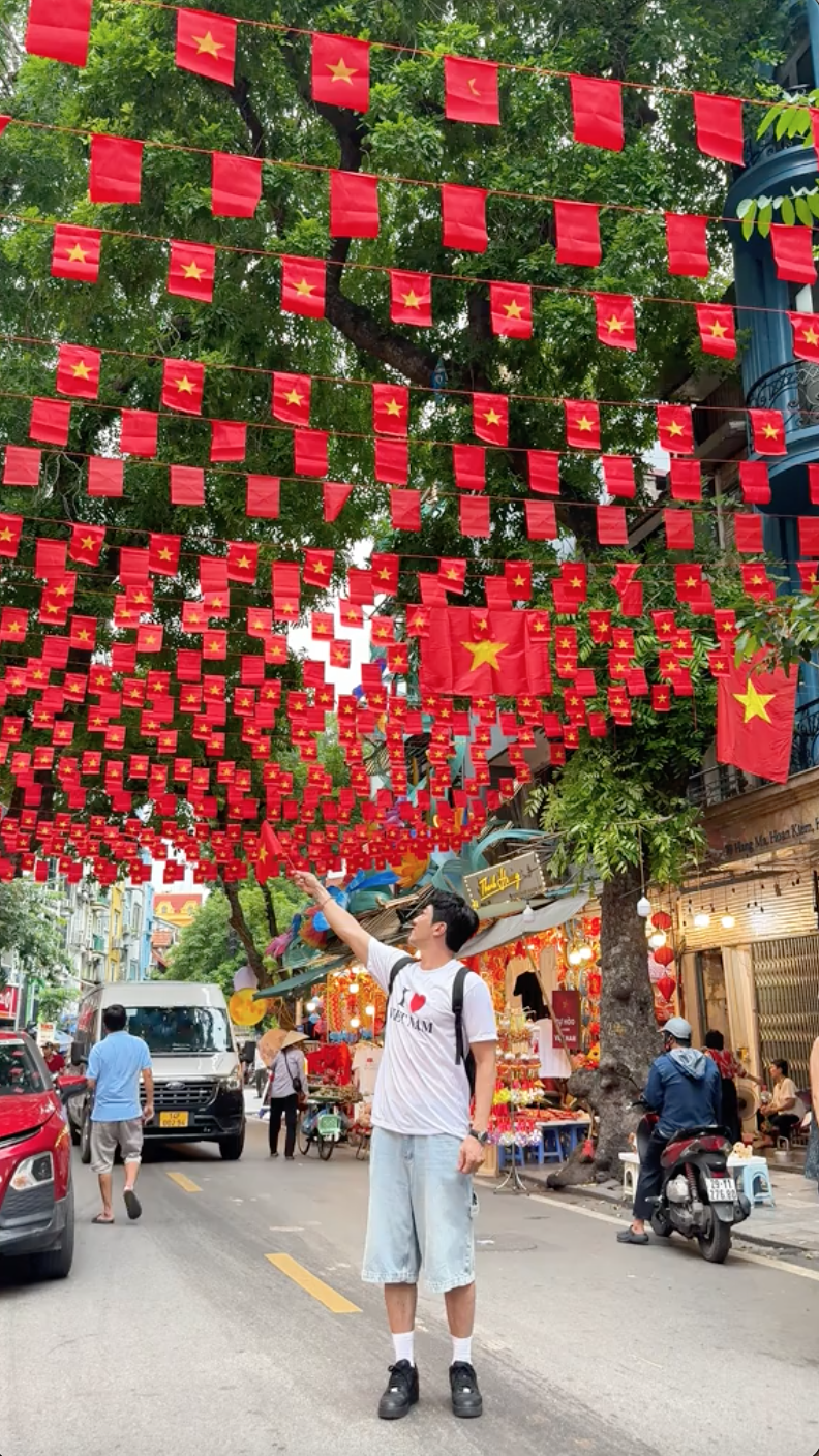 Khách Hàn đi xem diễu binh tại Việt Nam: 