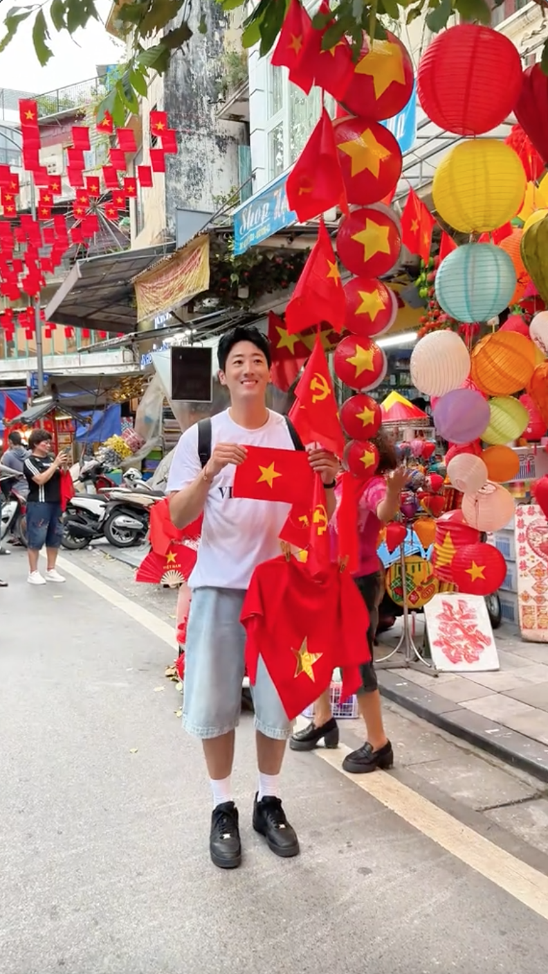 Khách Hàn đi xem diễu binh tại Việt Nam: 