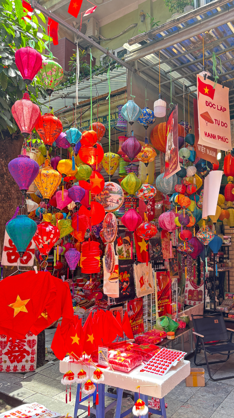 Hàng Mã đẹp rung chuyển mọi giác quan, tiểu thương bán hàng full công suất không kịp thở, 1m2 có 100 nụ cười rực rỡ- Ảnh 2.