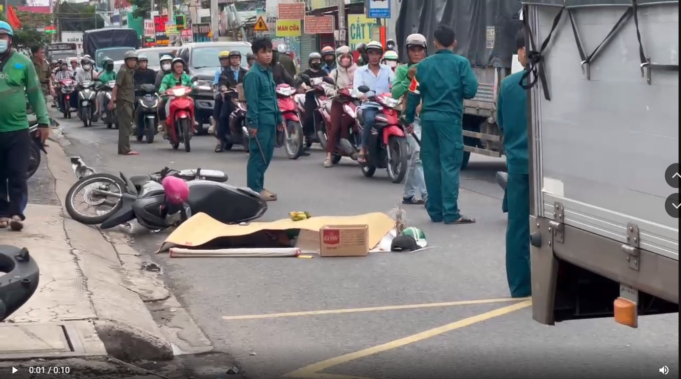 Hiện trường vụ tai nạn tài xế tử vong thương tâm dưới gầm xe tải- Ảnh 1. Hiện trường vụ tai nạn tài xế tử vong thương tâm dưới gầm xe tải- Ảnh 1.