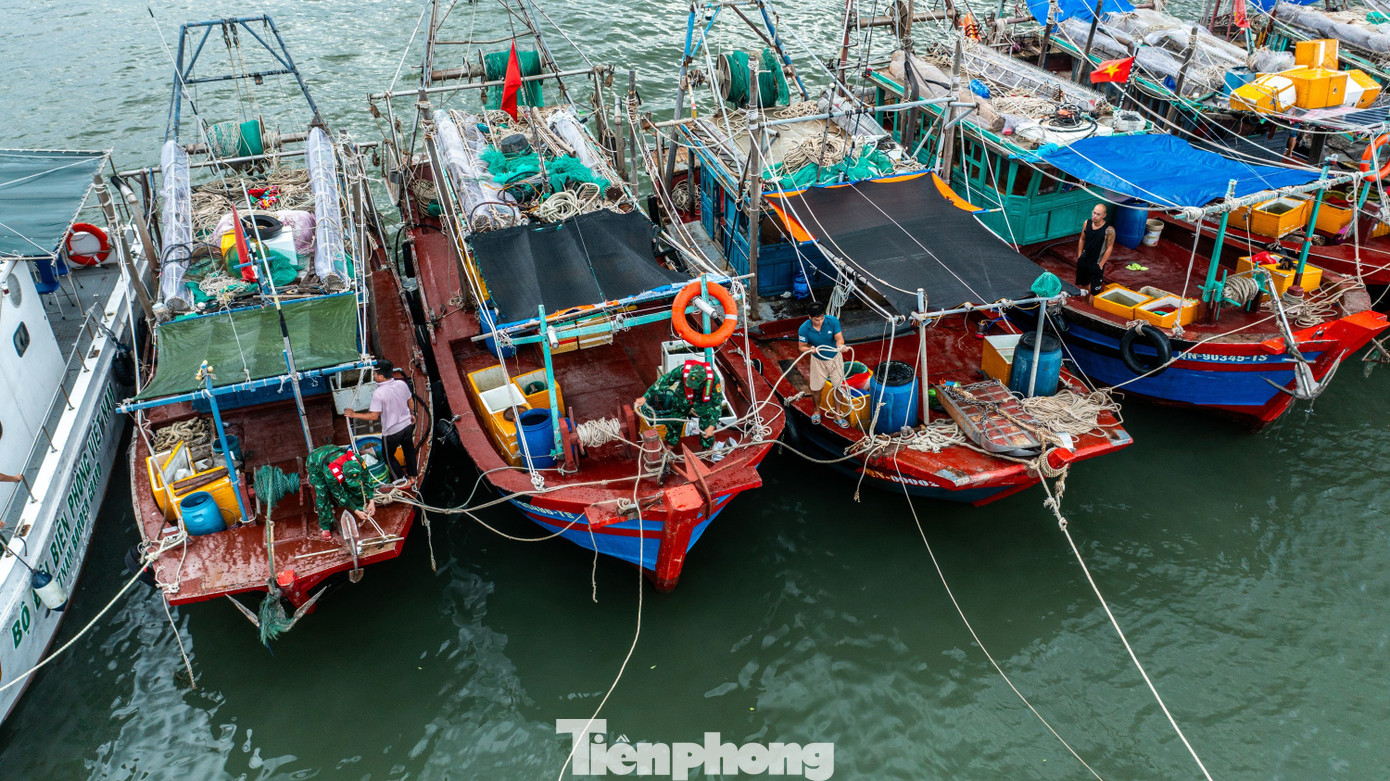 Quảng Ninh cấm biển, tàu thuyền hối hả chạy vào bờ tránh bão- Ảnh 10. Quảng Ninh cấm biển, tàu thuyền hối hả chạy vào bờ tránh bão- Ảnh 10.