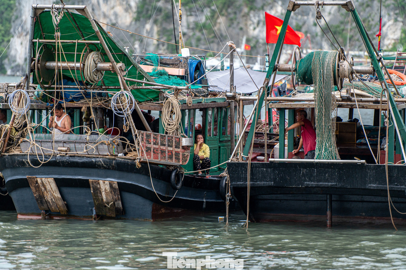 Quảng Ninh cấm biển, tàu thuyền hối hả chạy vào bờ tránh bão- Ảnh 14. Quảng Ninh cấm biển, tàu thuyền hối hả chạy vào bờ tránh bão- Ảnh 14.
