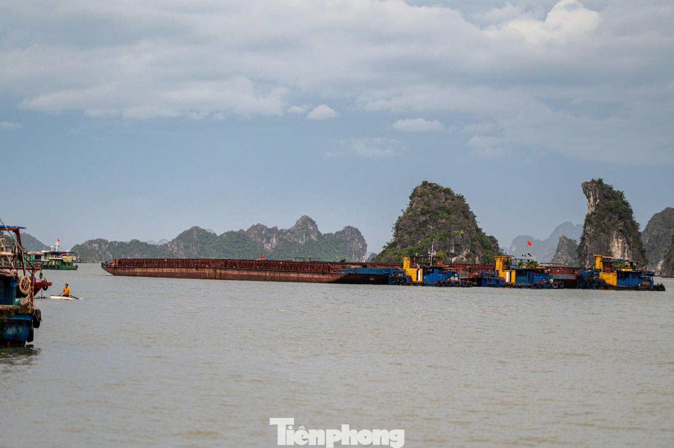 Quảng Ninh cấm biển, tàu thuyền hối hả chạy vào bờ tránh bão- Ảnh 6. Quảng Ninh cấm biển, tàu thuyền hối hả chạy vào bờ tránh bão- Ảnh 6.
