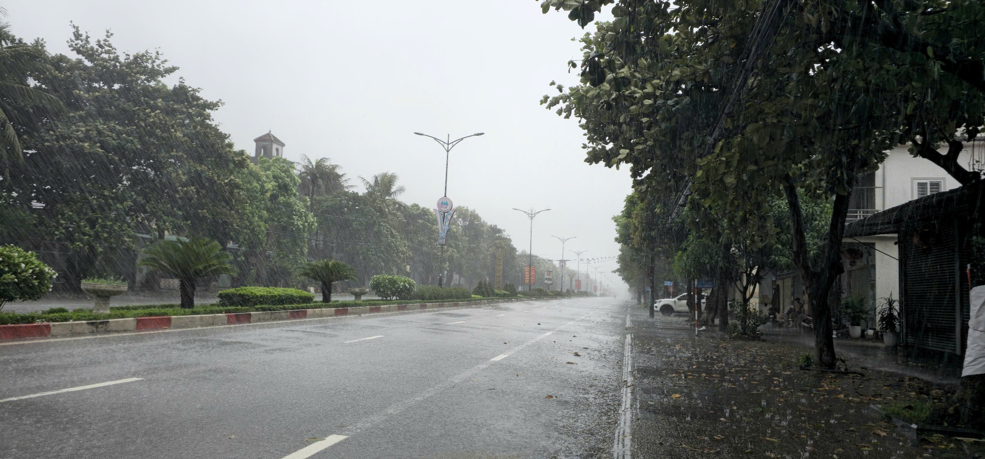 Bão số 5 (Kajiki): Hà Tĩnh mưa to, gió giật tung mái tôn, cây ngã- Ảnh 4.