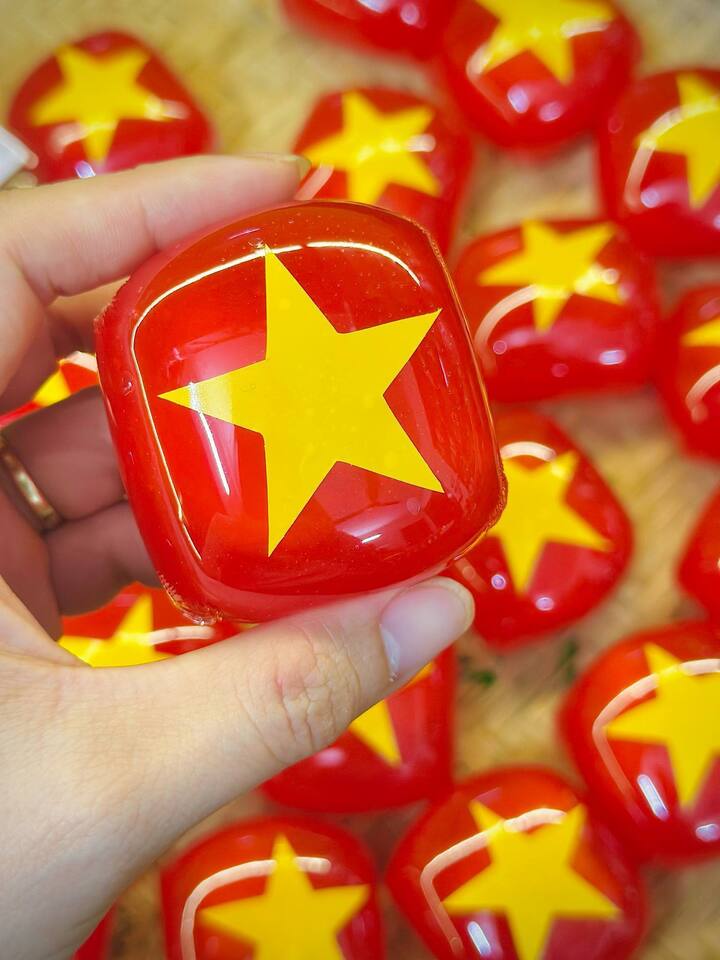 "Khối mẹ đảm" đua nhau làm "mâm lễ yêu nước" trong mùa Vu lan 2025- Ảnh 7.