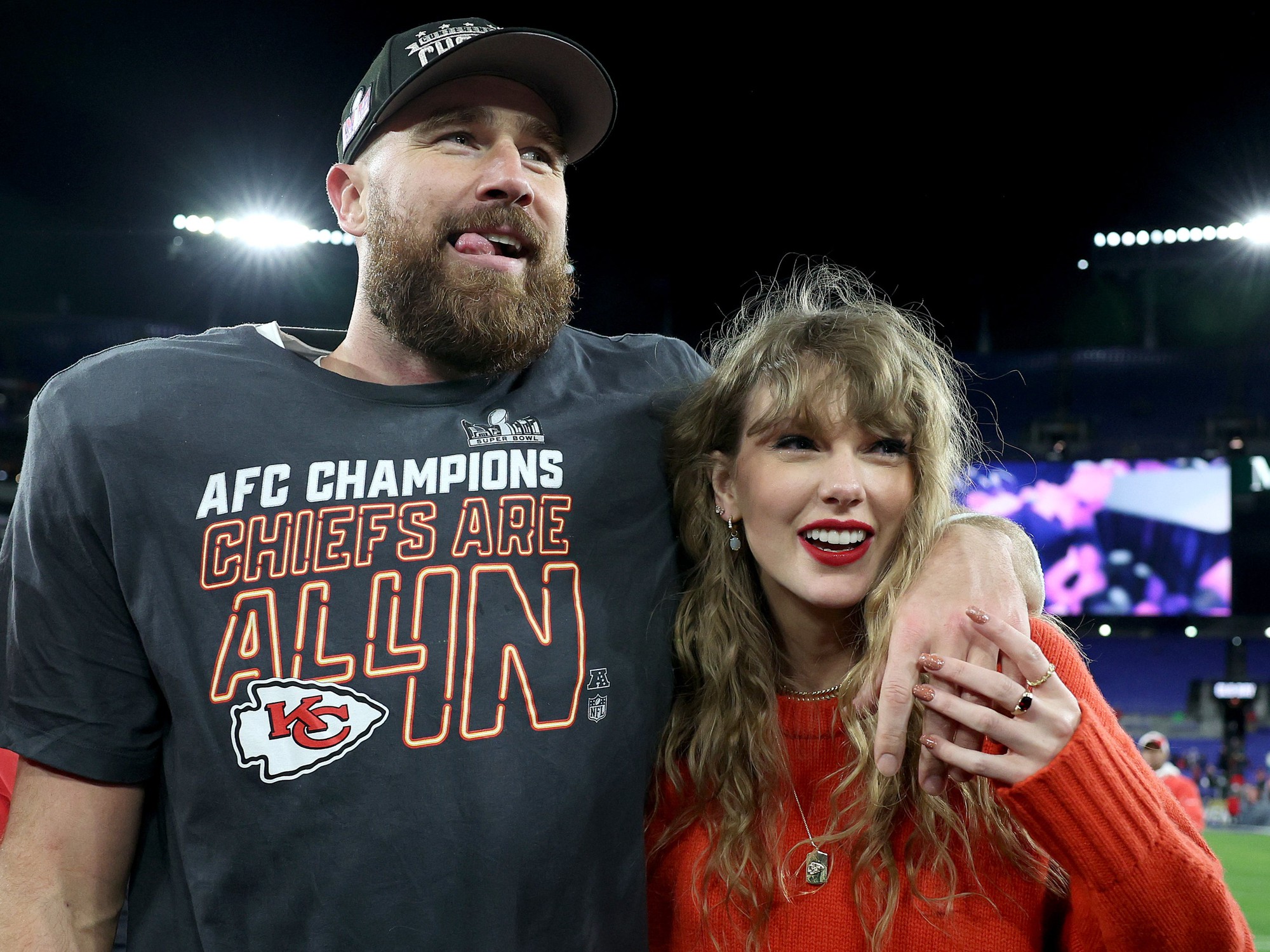 Chuyện tình cực ngọt của Taylor Swift và Travis Kelce: Từ chiếc vòng in số điện thoại đến cầu hôn lãng mạn trong rừng- Ảnh 3.