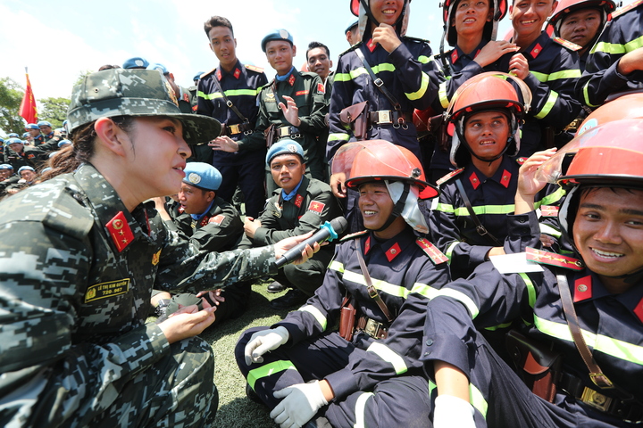 Khi nghệ sĩ và chiến sĩ cùng viết tiếp câu chuyện hòa bình- Ảnh 3. Khi nghệ sĩ và chiến sĩ cùng viết tiếp câu chuyện hòa bình- Ảnh 3.