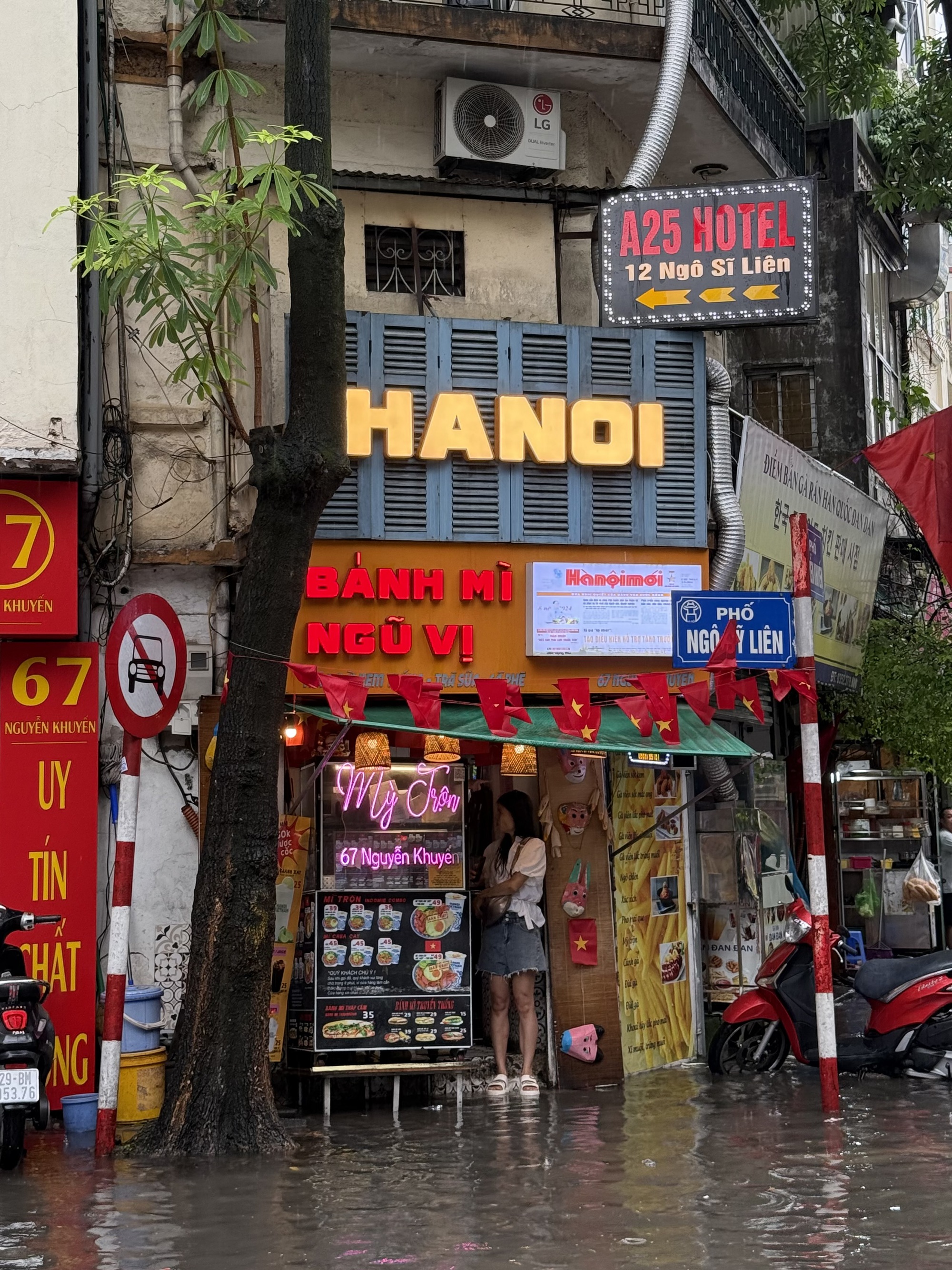 Loạt hàng quán ngập nước vẫn mở cửa, trở thành chỗ trú cho khách giữa thời tiết mưa lớn ở Hà Nội- Ảnh 6.
