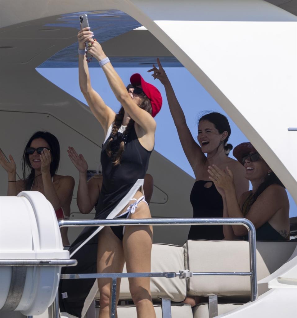Selena Gomez giảm cân cỡ này, đúng là sắp cưới có khác!- Ảnh 2.