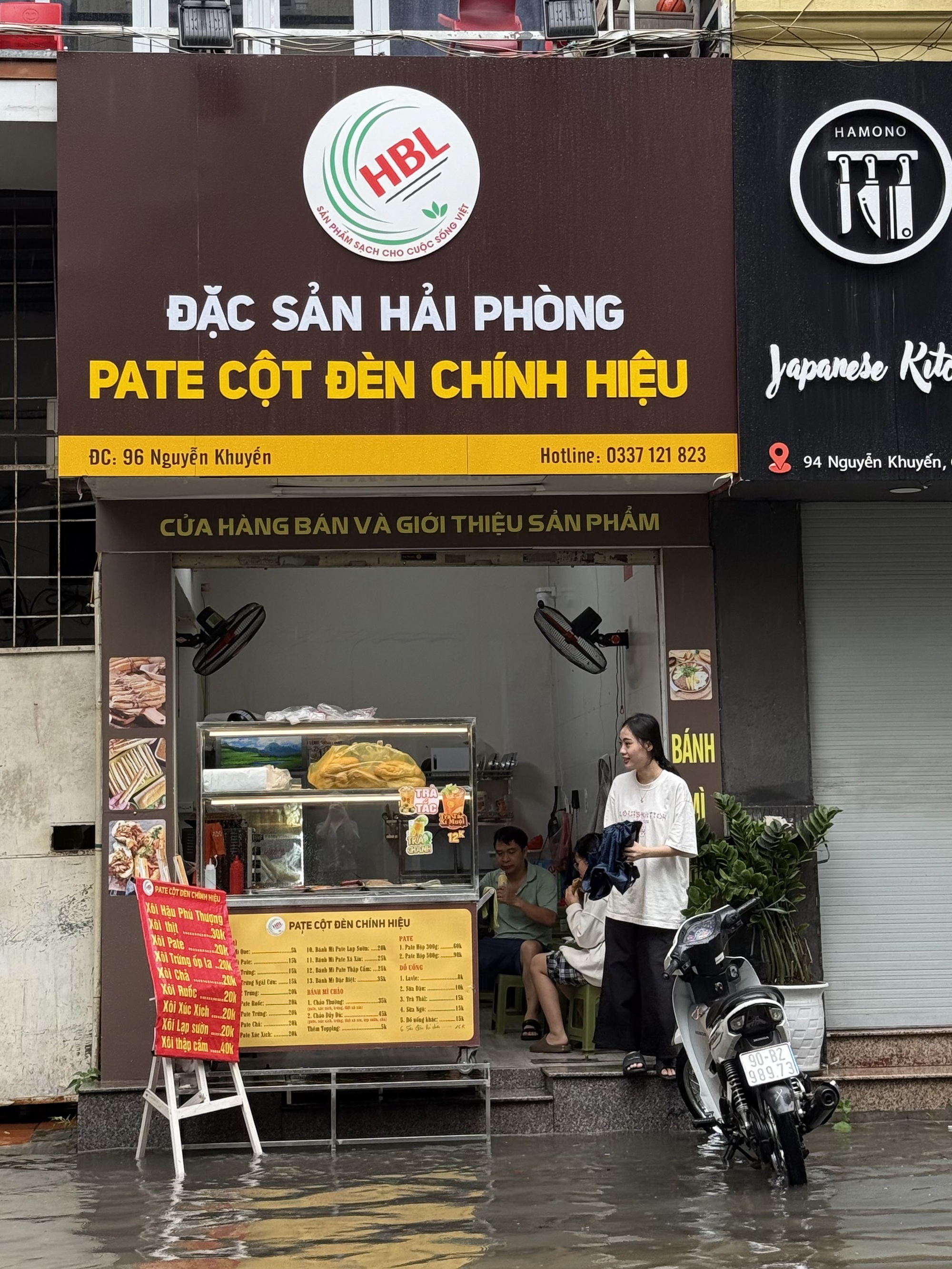 Loạt hàng quán ngập nước vẫn mở cửa, trở thành chỗ trú cho khách giữa thời tiết mưa lớn ở Hà Nội- Ảnh 7.