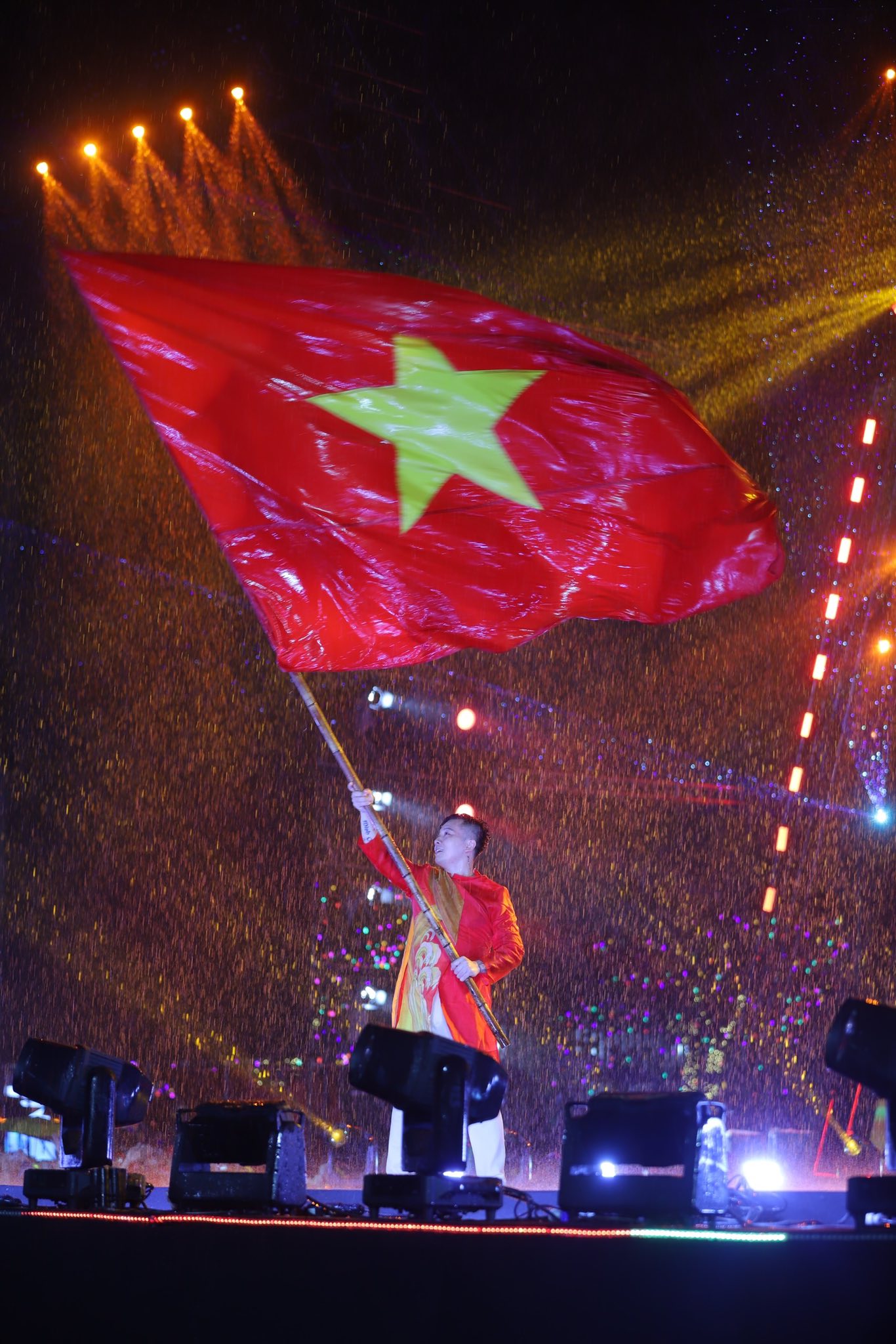 Hàng nghìn người đội mưa “đu” concert quốc gia- Ảnh 4.