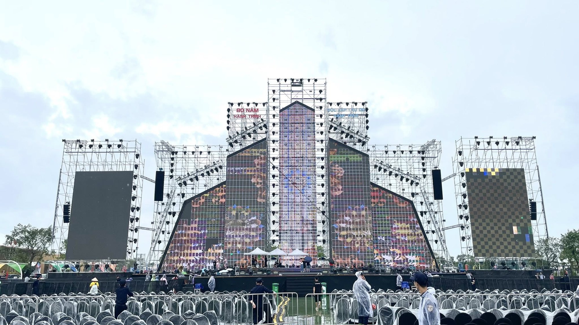 BTC concert quốc gia Việt Nam Trong Tôi thông báo 1 tin quan trọng, nghệ sĩ và khán giả đội mưa chuẩn bị trước giờ G- Ảnh 3.