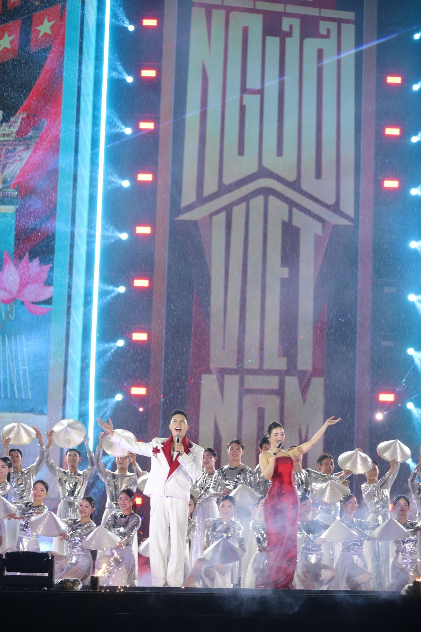 Hàng nghìn người đội mưa “đu” concert quốc gia- Ảnh 3.