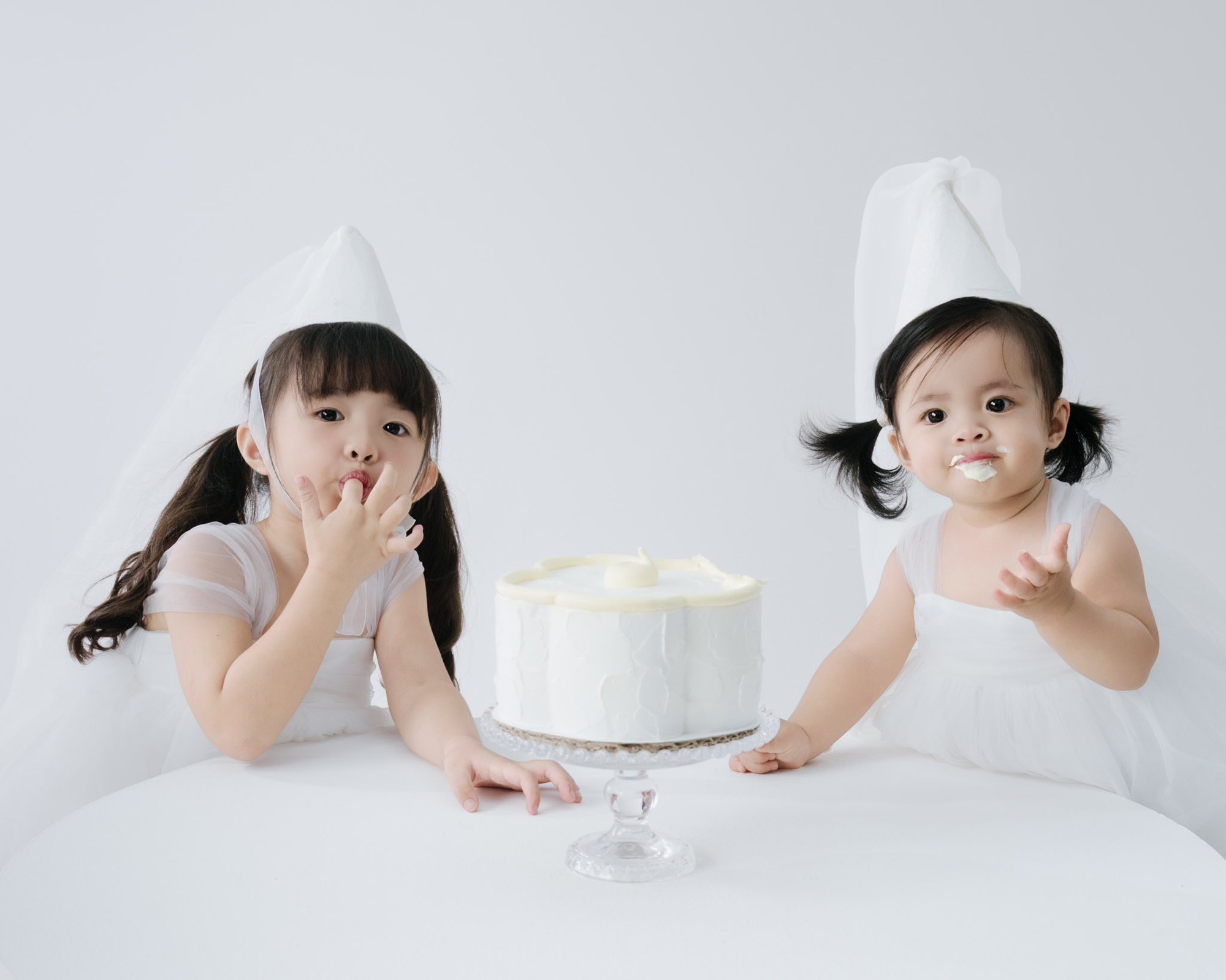 Công chúa út Hannie nhà Ông Cao Thắng tròn 1 tuổi mà tóc dài xinh chẳng kém gì chị Winnie: Sao mà mẹ Đông Nhi đẻ khéo quá vậy?- Ảnh 9.