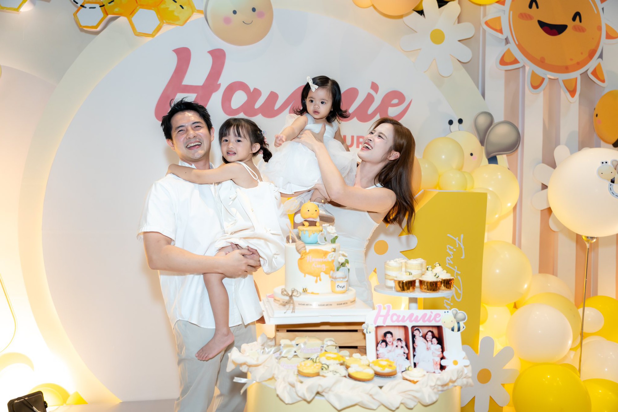 Công chúa út Hannie nhà Ông Cao Thắng tròn 1 tuổi mà tóc dài xinh chẳng kém gì chị Winnie: Sao mà mẹ Đông Nhi đẻ khéo quá vậy?- Ảnh 11.