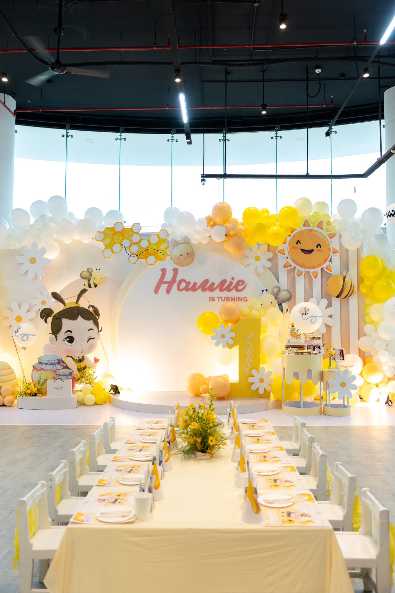 Công chúa út Hannie nhà Ông Cao Thắng tròn 1 tuổi mà tóc dài xinh chẳng kém gì chị Winnie: Sao mà mẹ Đông Nhi đẻ khéo quá vậy?- Ảnh 1.