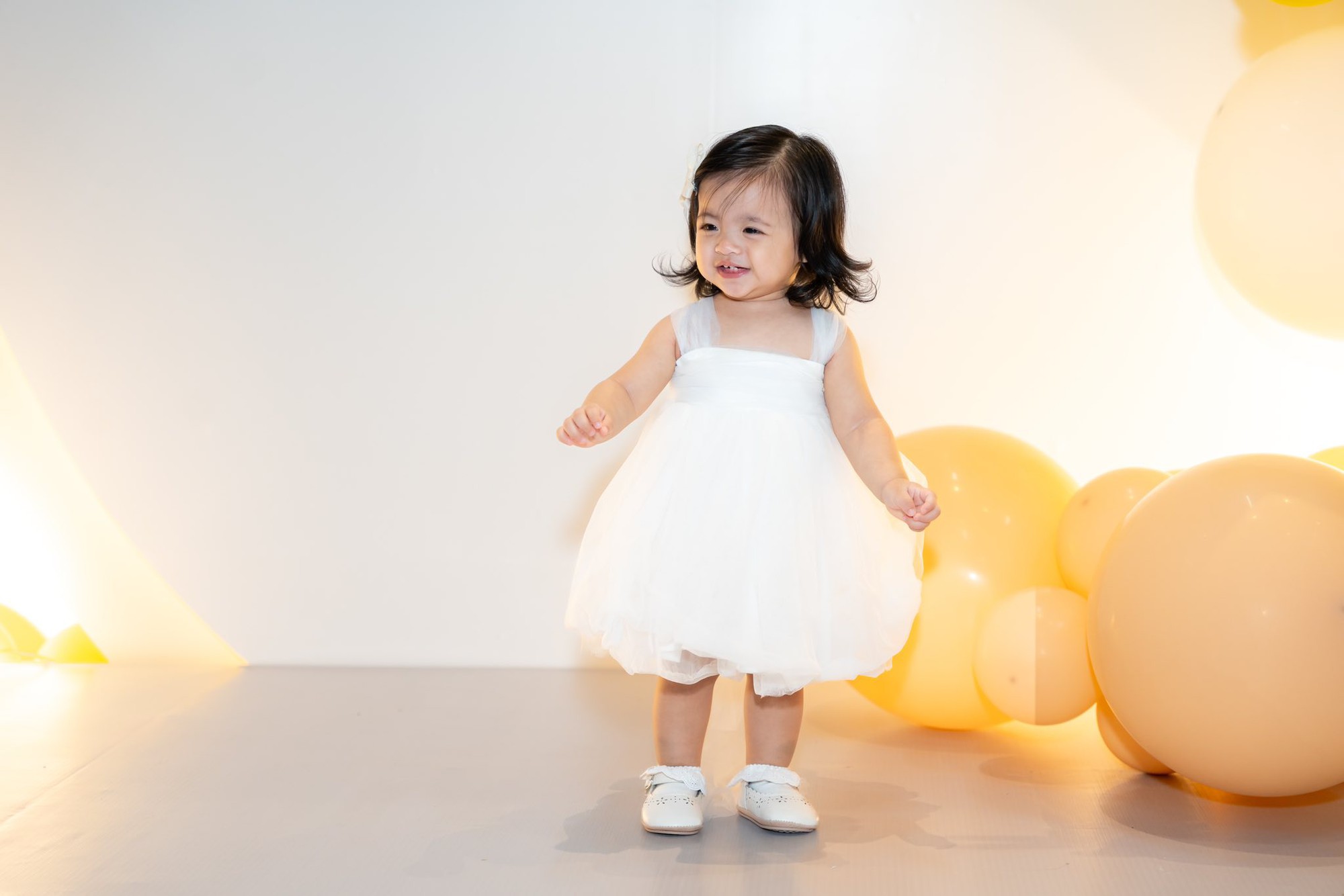 Công chúa út Hannie nhà Ông Cao Thắng tròn 1 tuổi mà tóc dài xinh chẳng kém gì chị Winnie: Sao mà mẹ Đông Nhi đẻ khéo quá vậy?- Ảnh 7.