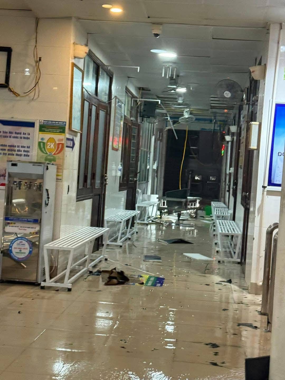 Hình ảnh tan hoang bên trong Bệnh viện Sản Nhi Nghệ An sau khi bão số 5 đi qua, thương quá miền Trung ơi!- Ảnh 1.