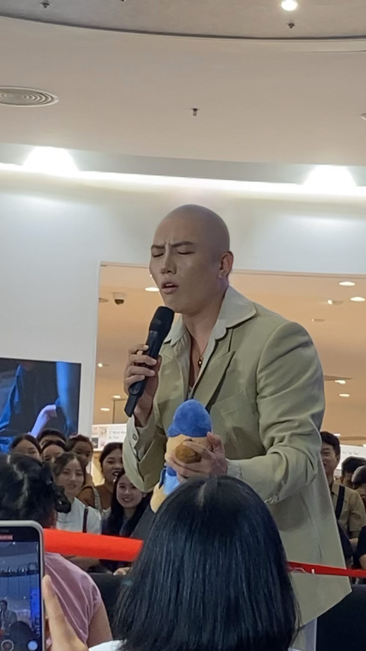 Diện mạo gây sốc của nam ca sĩ đắt show nhất dịp Đại lễ 2/9, chính chủ nói 4 từ bất lực- Ảnh 2.