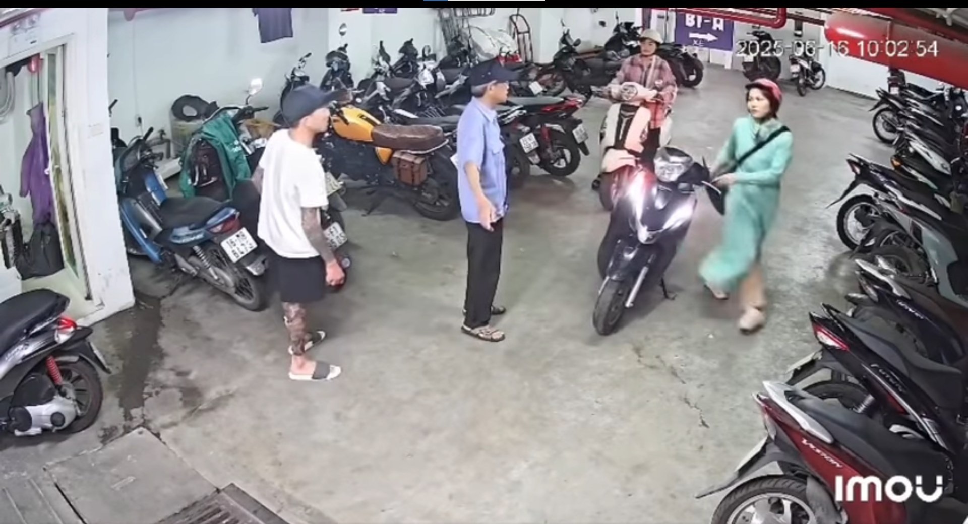 Clip ẩu đả trong hầm để xe hot nhất lúc này: Cô gái phản công khiến cộng đồng tranh luận dữ dội- Ảnh 1.