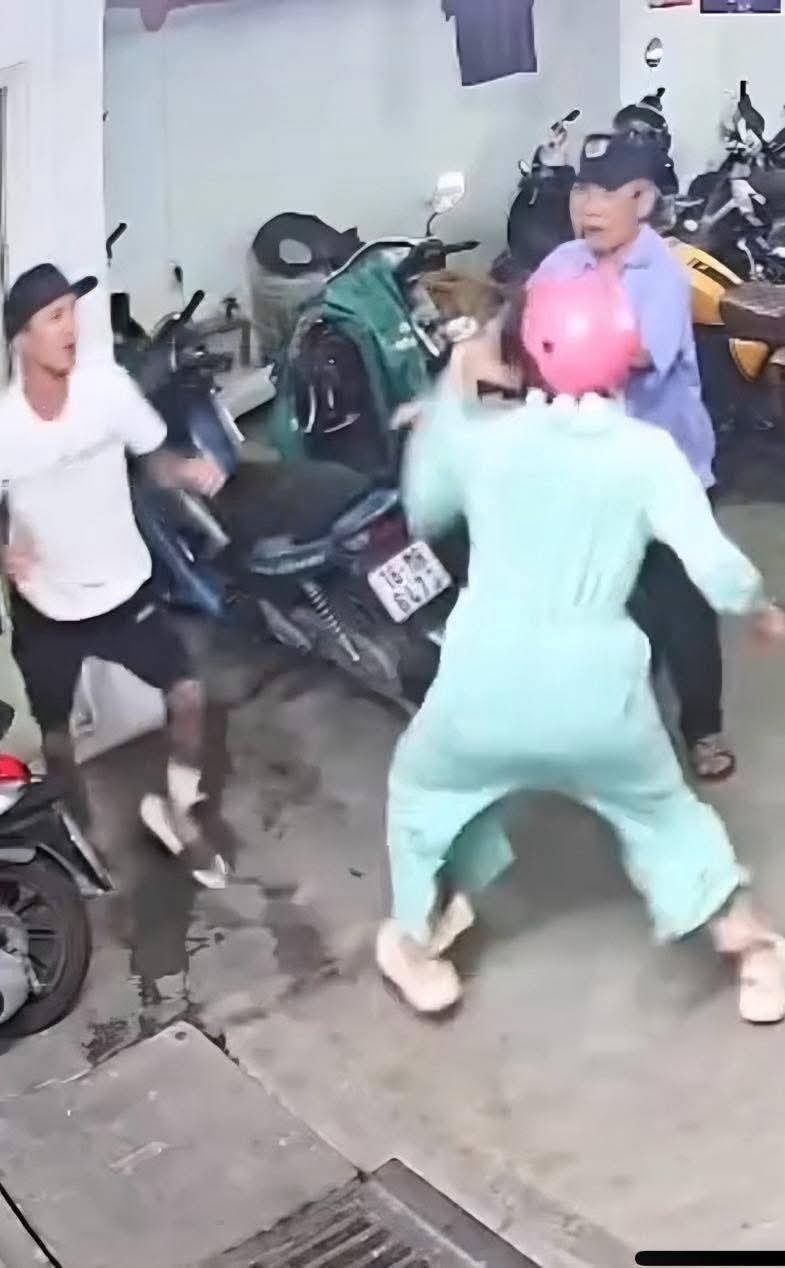 Clip ẩu đả trong hầm để xe hot nhất lúc này: Cô gái phản công khiến cộng đồng tranh luận dữ dội- Ảnh 2.