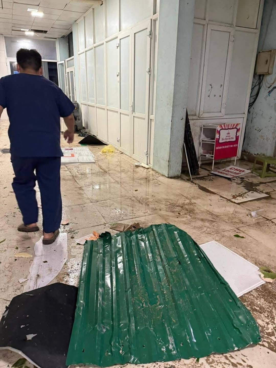 Hình ảnh tan hoang bên trong Bệnh viện Sản Nhi Nghệ An sau khi bão số 5 đi qua, thương quá miền Trung ơi!- Ảnh 2.