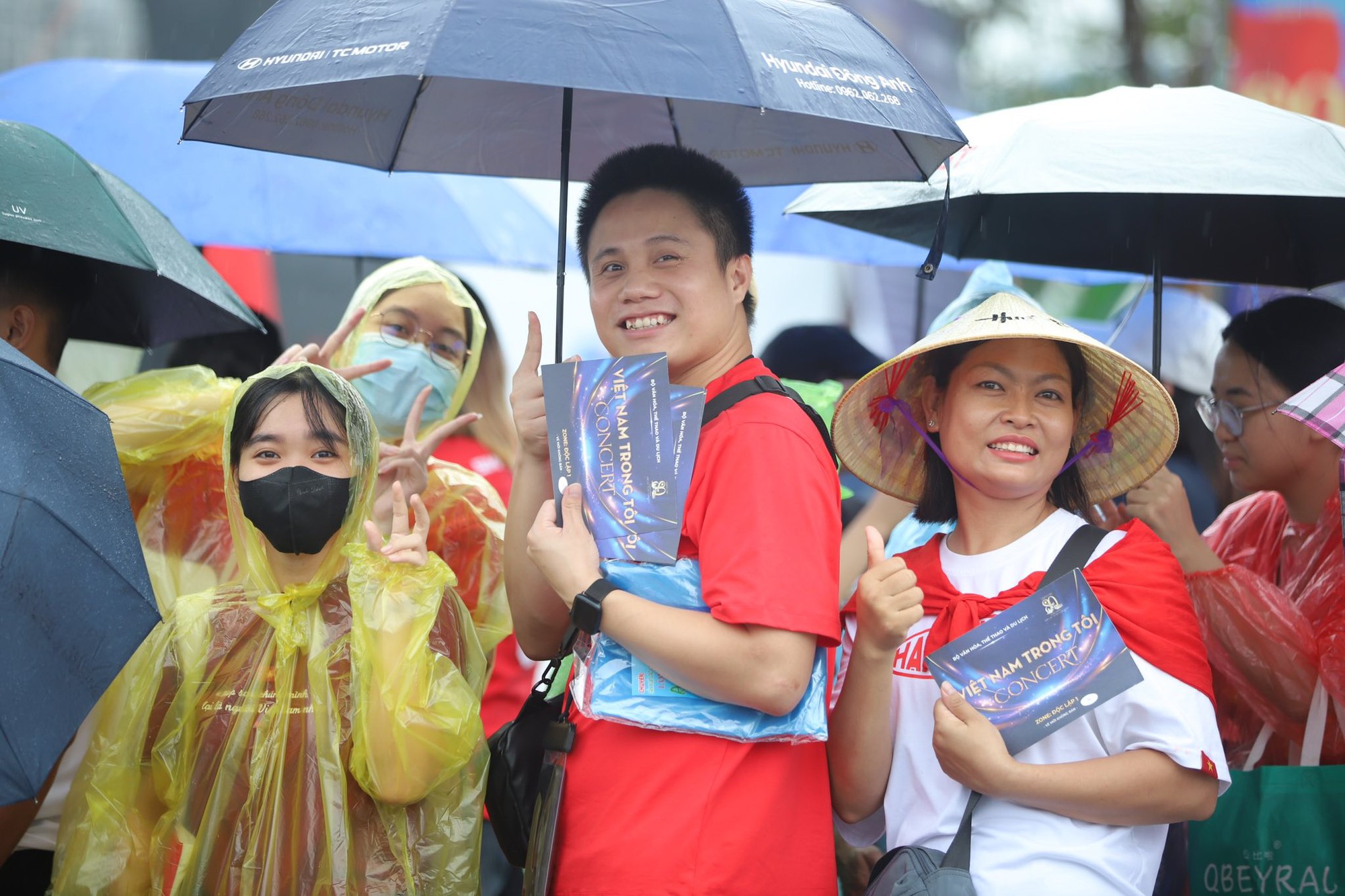 BTC concert quốc gia Việt Nam Trong Tôi thông báo 1 tin quan trọng, nghệ sĩ và khán giả đội mưa chuẩn bị trước giờ G- Ảnh 8.