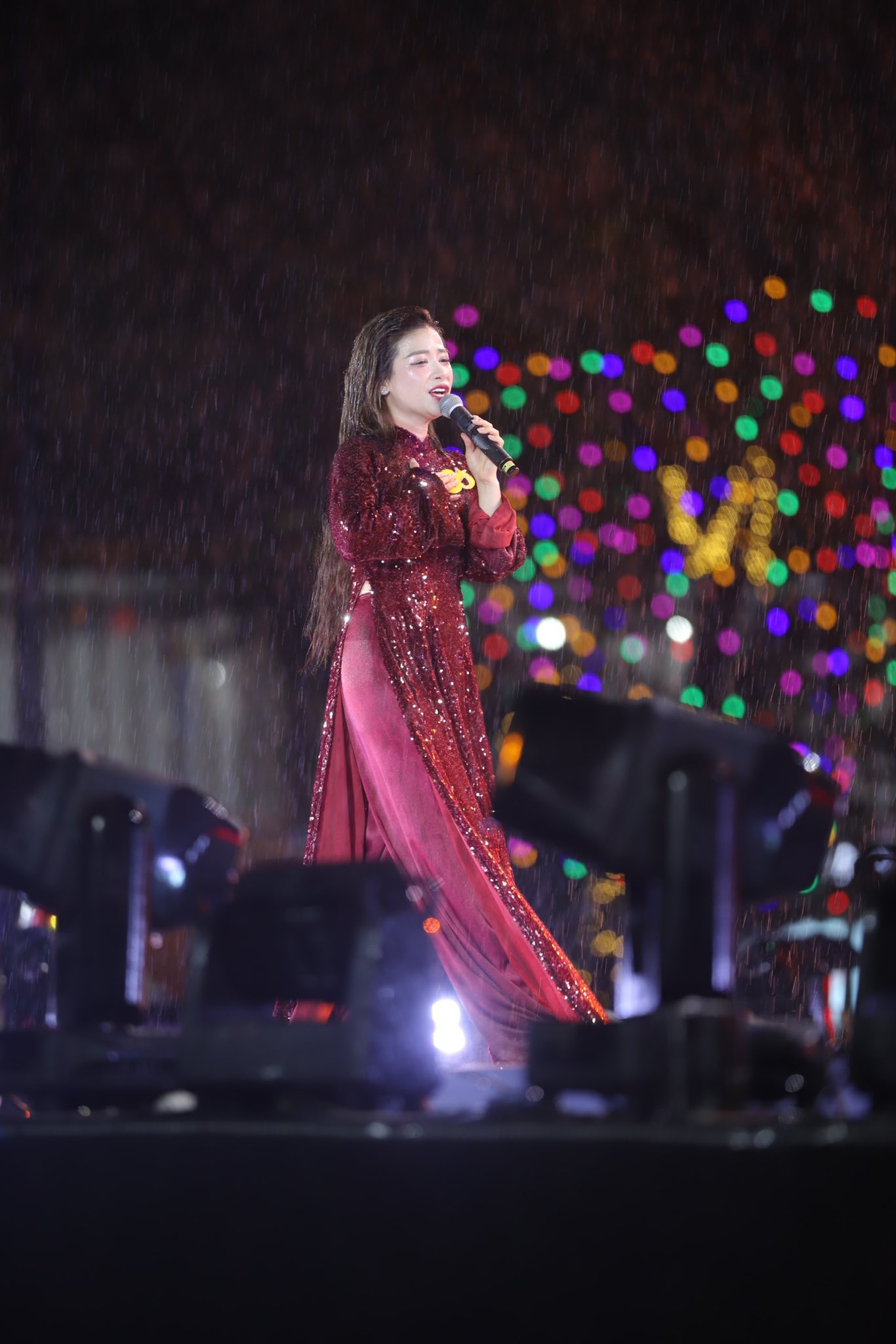 Hàng nghìn người đội mưa “đu” concert quốc gia- Ảnh 7.