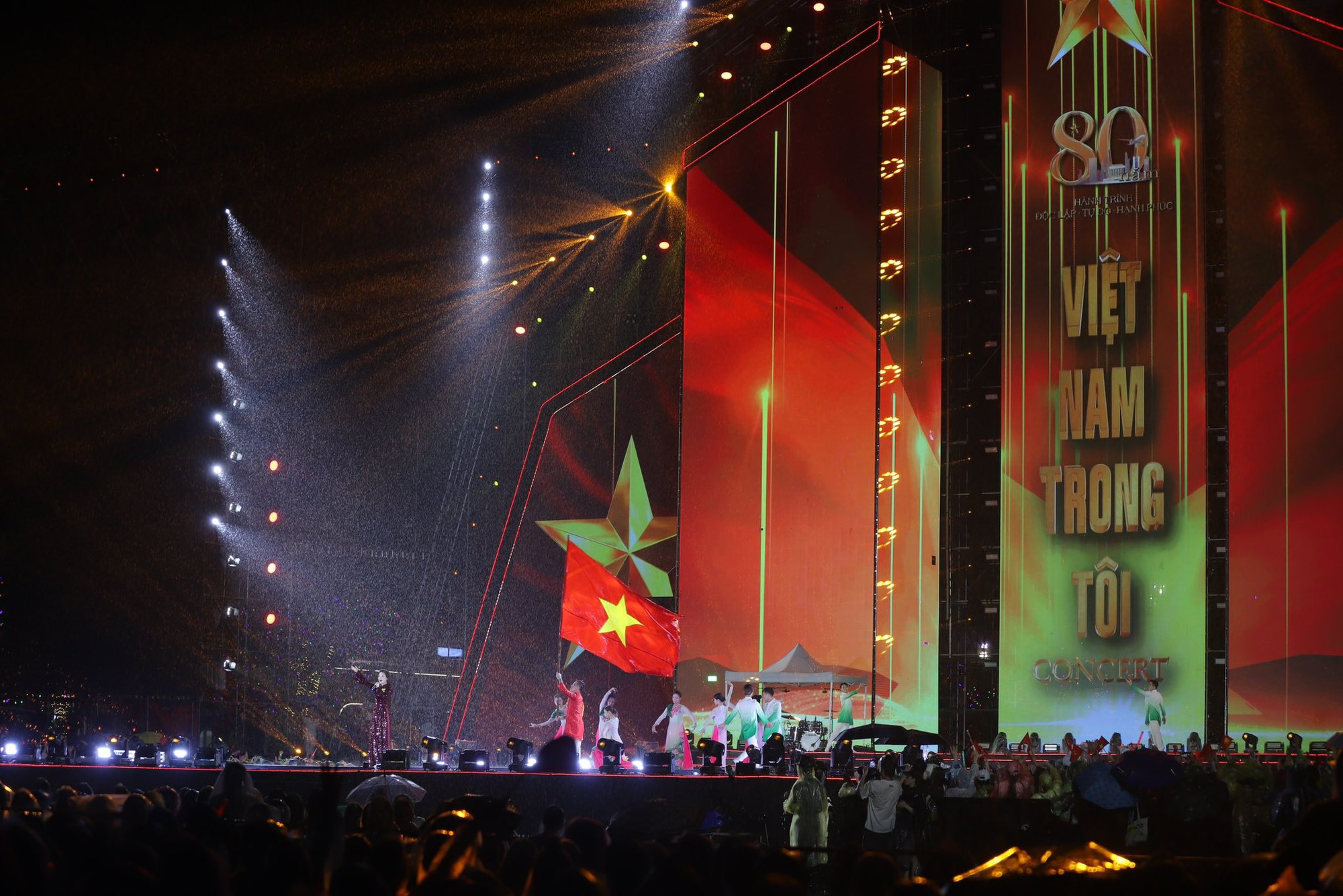 Hàng nghìn người đội mưa “đu” concert quốc gia- Ảnh 5.