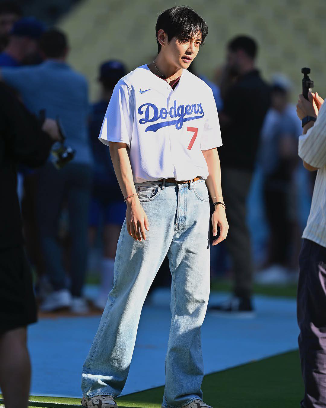 V (BTS) siêu manly, dáng đẹp lại còn ném bóng đỉnh thế này, phong thần bao nhiêu cũng không đủ!- Ảnh 6.
