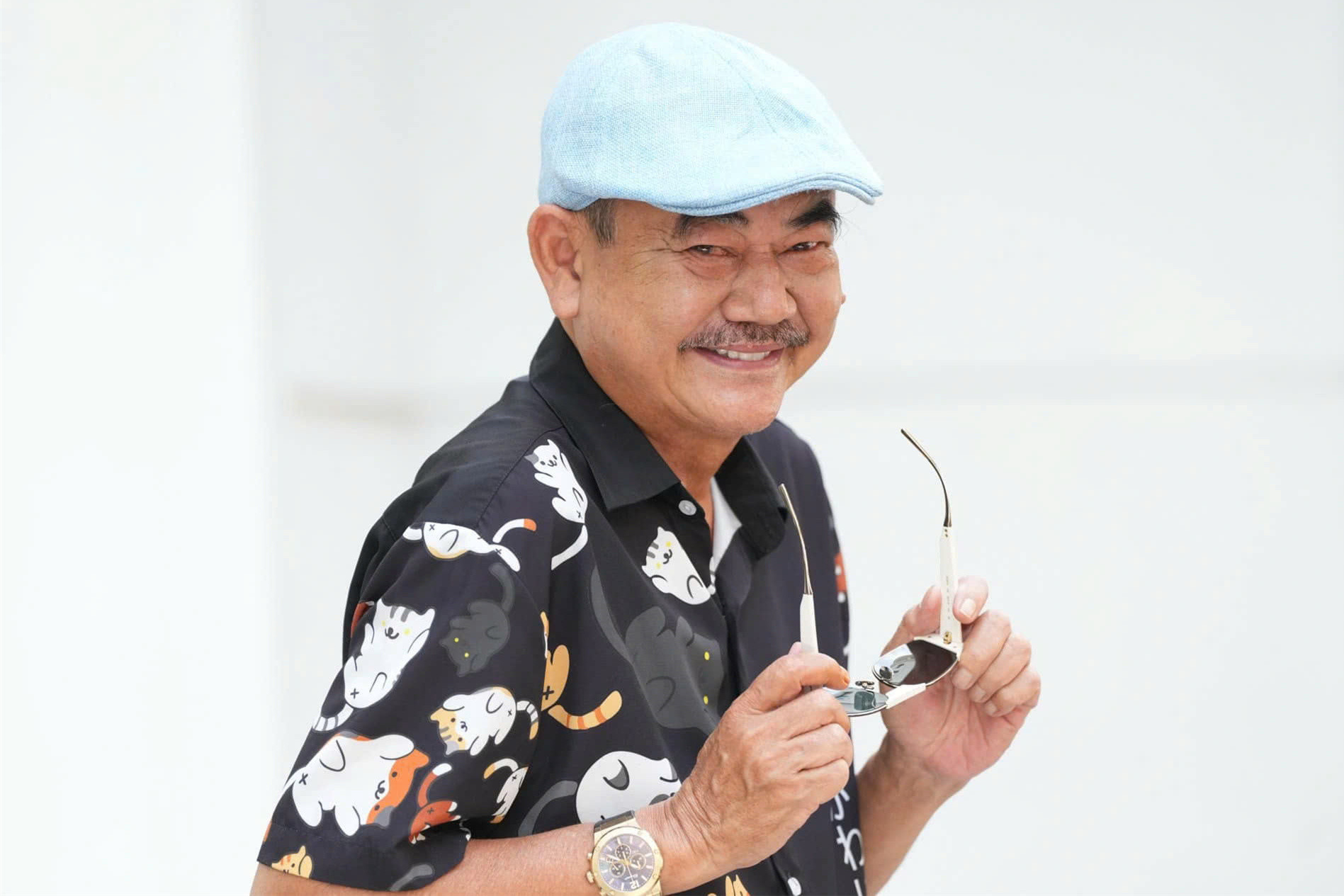 Sao nam U70 Vbiz hẹn hò bạn gái trẻ kém tuổi: Không ngại thị phi, công khai ảnh tình cảm- Ảnh 1. Sao nam U70 Vbiz hẹn hò bạn gái trẻ kém tuổi: Không ngại thị phi, công khai ảnh tình cảm- Ảnh 1.
