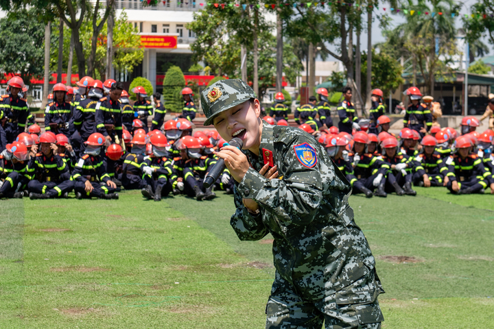Khi nghệ sĩ và chiến sĩ cùng viết tiếp câu chuyện hòa bình- Ảnh 1. Khi nghệ sĩ và chiến sĩ cùng viết tiếp câu chuyện hòa bình- Ảnh 1.