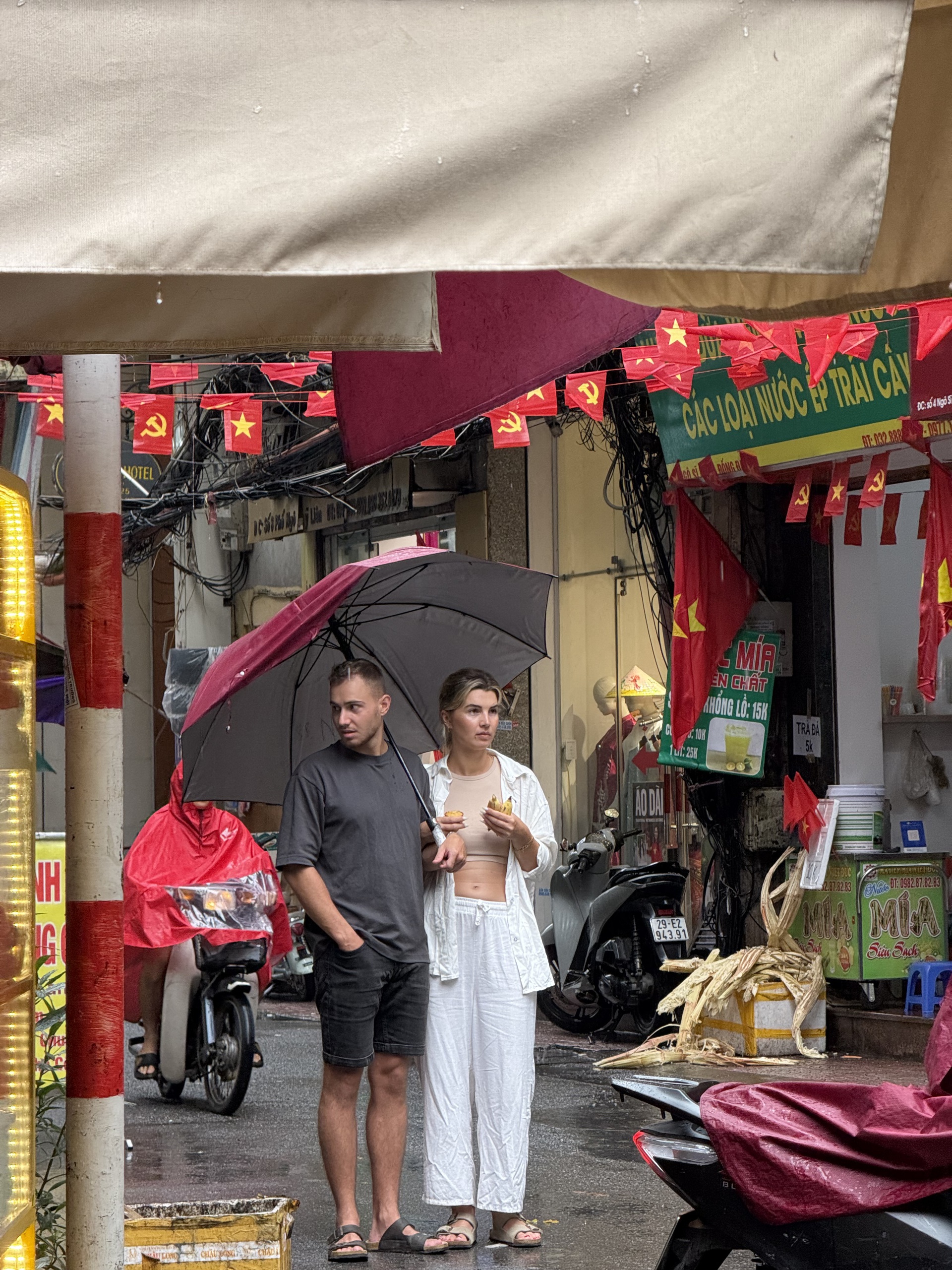 Loạt hàng quán ngập nước vẫn mở cửa, trở thành chỗ trú cho khách giữa thời tiết mưa lớn ở Hà Nội- Ảnh 12.