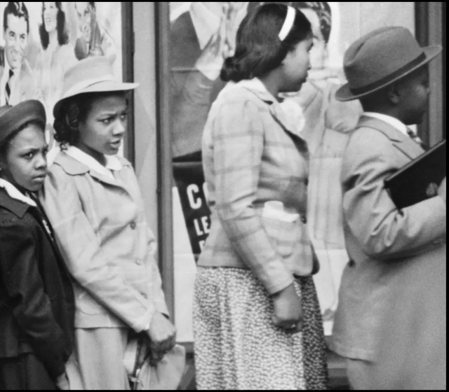 Bức ảnh năm 1941 gây "sốt": Chi tiết lạ làm dấy lên giả thuyết du hành thời gian, chuyên gia nói gì?- Ảnh 2.