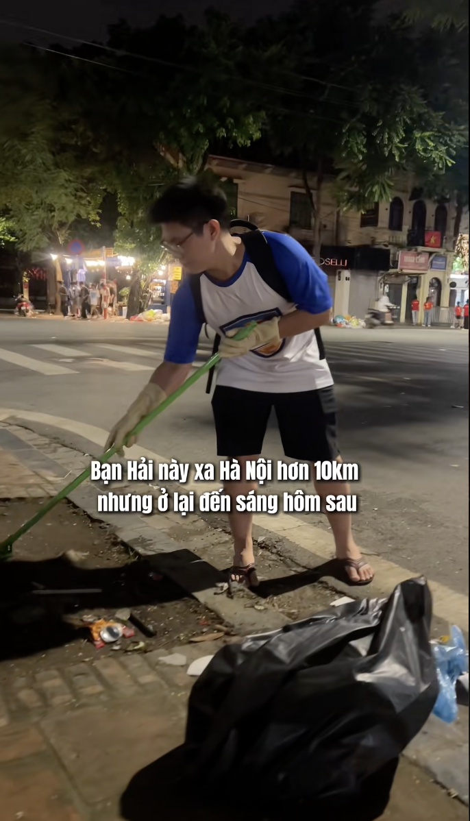 Danh tính chàng trai SN 2002 tặng phong bì cho các cô lao công Hà Nội, chờ hợp luyện xong mới ra đường dọn rác- Ảnh 2.