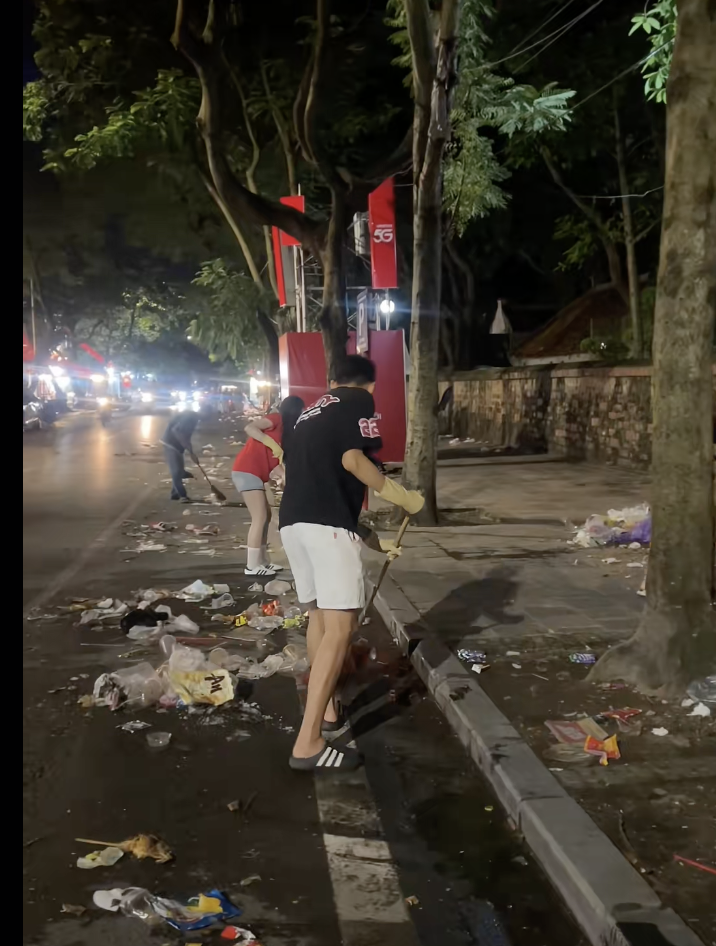 Danh tính chàng trai SN 2002 tặng phong bì cho các cô lao công Hà Nội, chờ hợp luyện xong mới ra đường dọn rác- Ảnh 4.